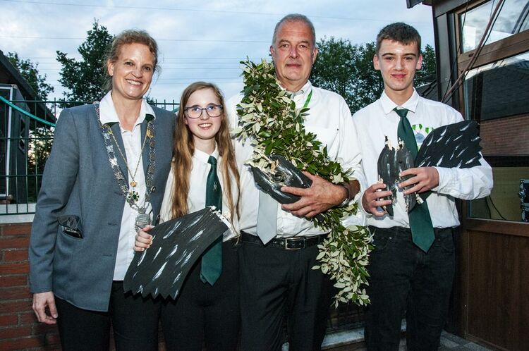 Sandra und Marc van der Zweep mit Tochter Laura und der Sieger des Prinzenschießens Tom Landmann